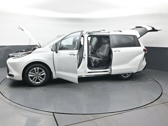 Used 2023 Toyota Sienna Limited image 52