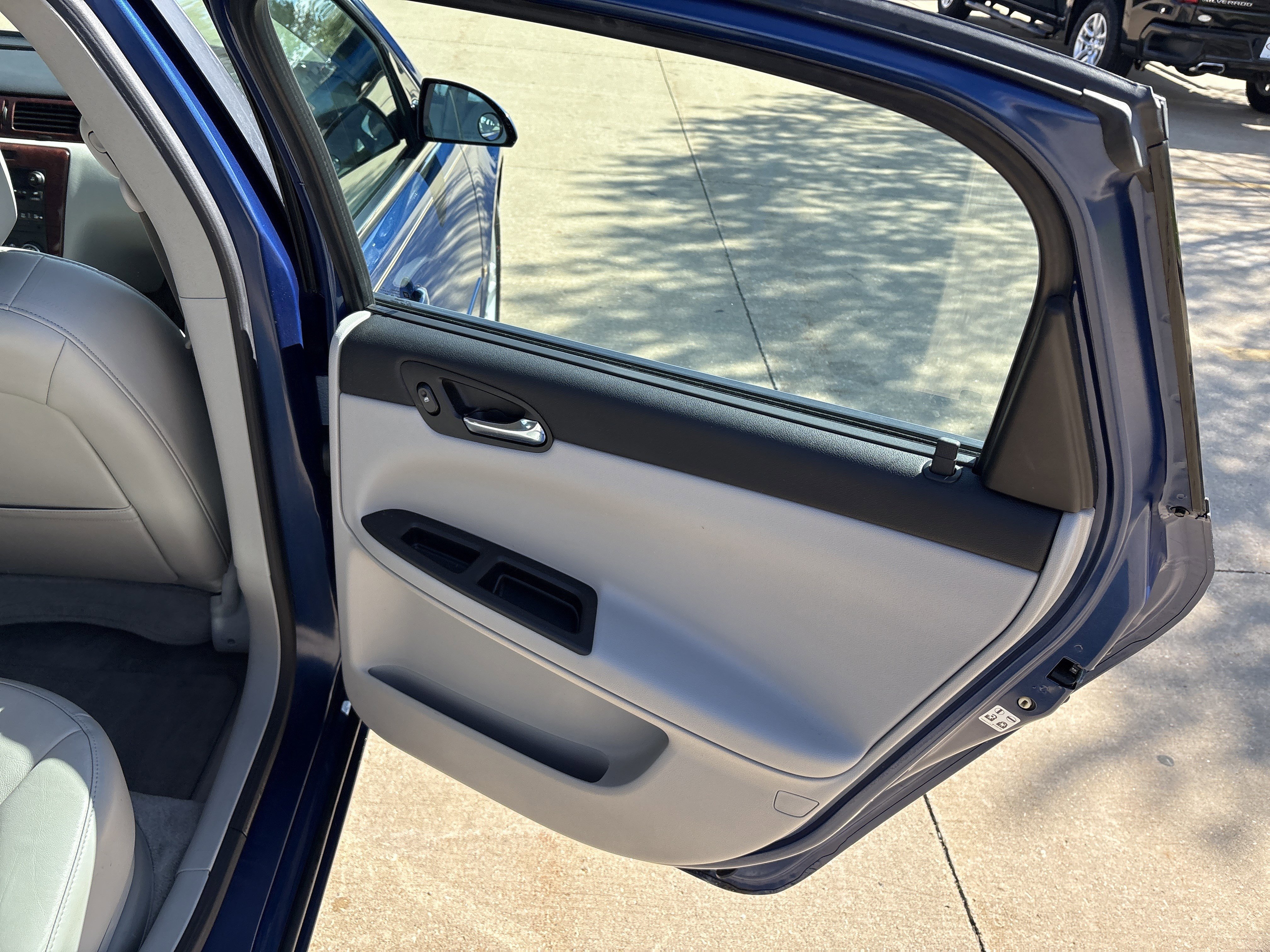 Used 2006 Chevrolet Impala LTZ FWD image 16