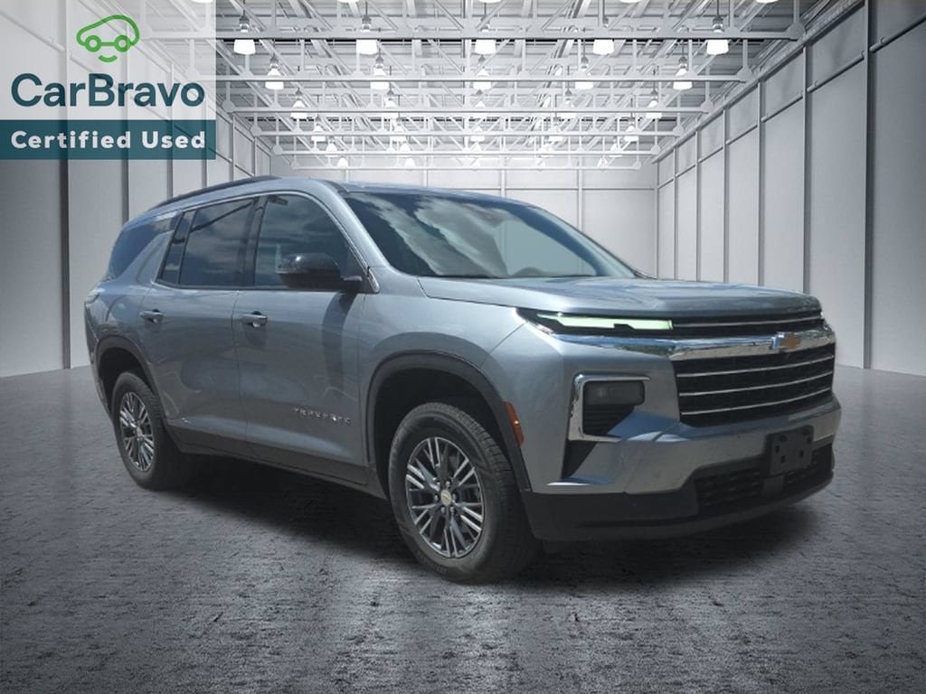 Used 2025 Chevrolet Traverse LT FWD image 8