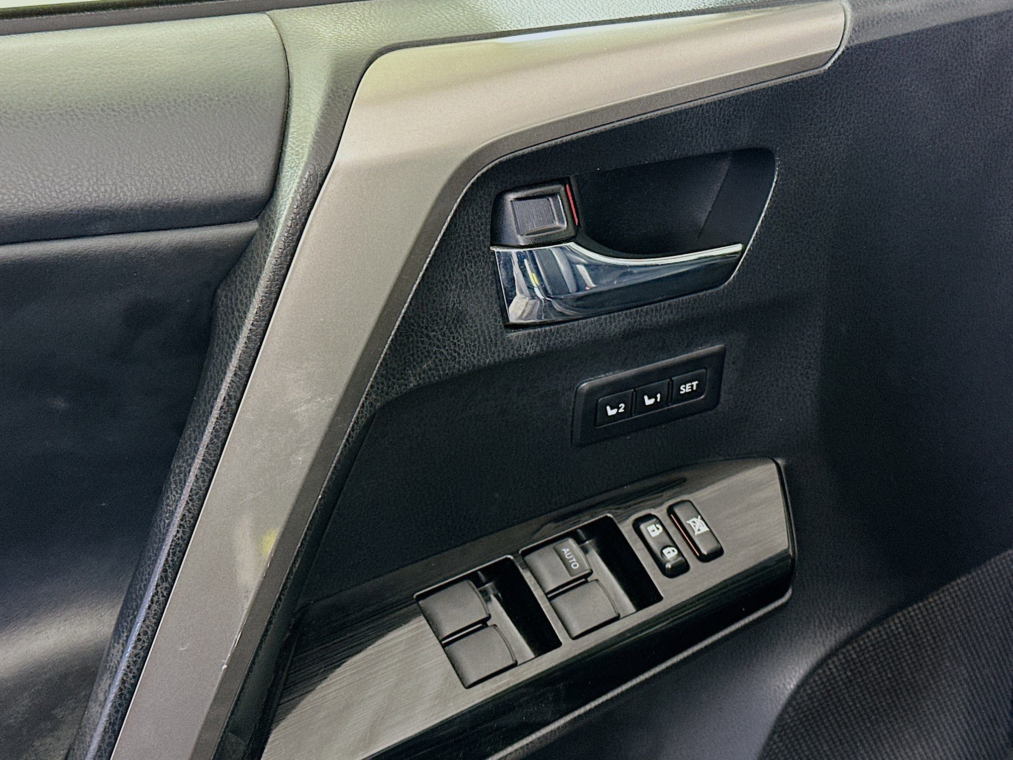 Used 2018 Toyota RAV4 Limited image 15