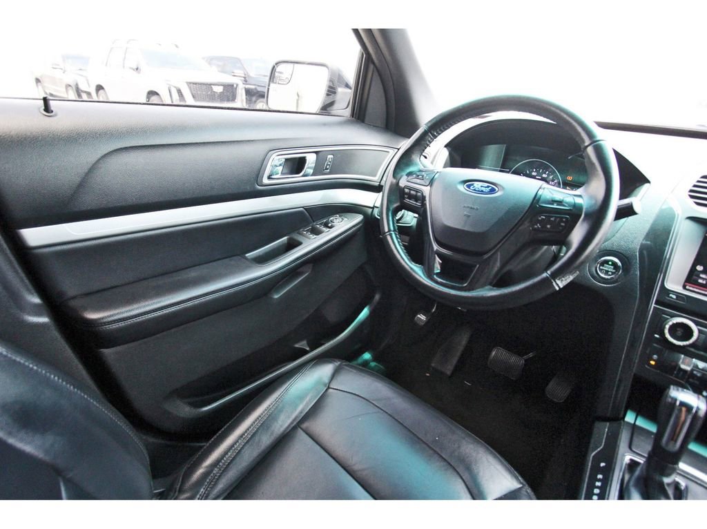 Used 2016 Ford Explorer XLT w/ Equipment Group 202A FWD image 8