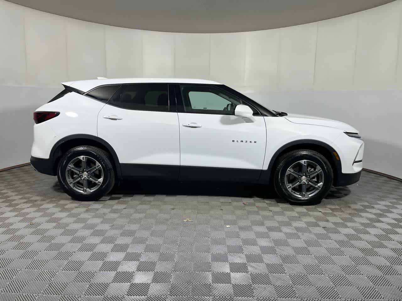 Used 2022 Chevrolet Equinox Premier w/ LPO, Floor Liner Package AWD/4WD image 9
