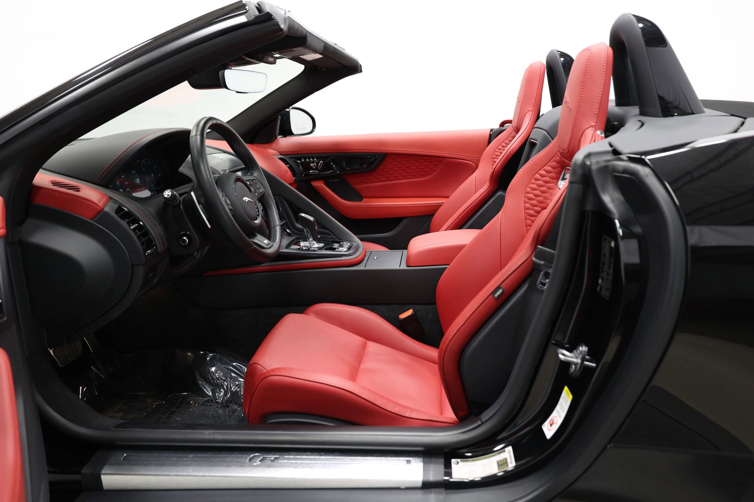 Used 2023 Jaguar F-TYPE R image 11