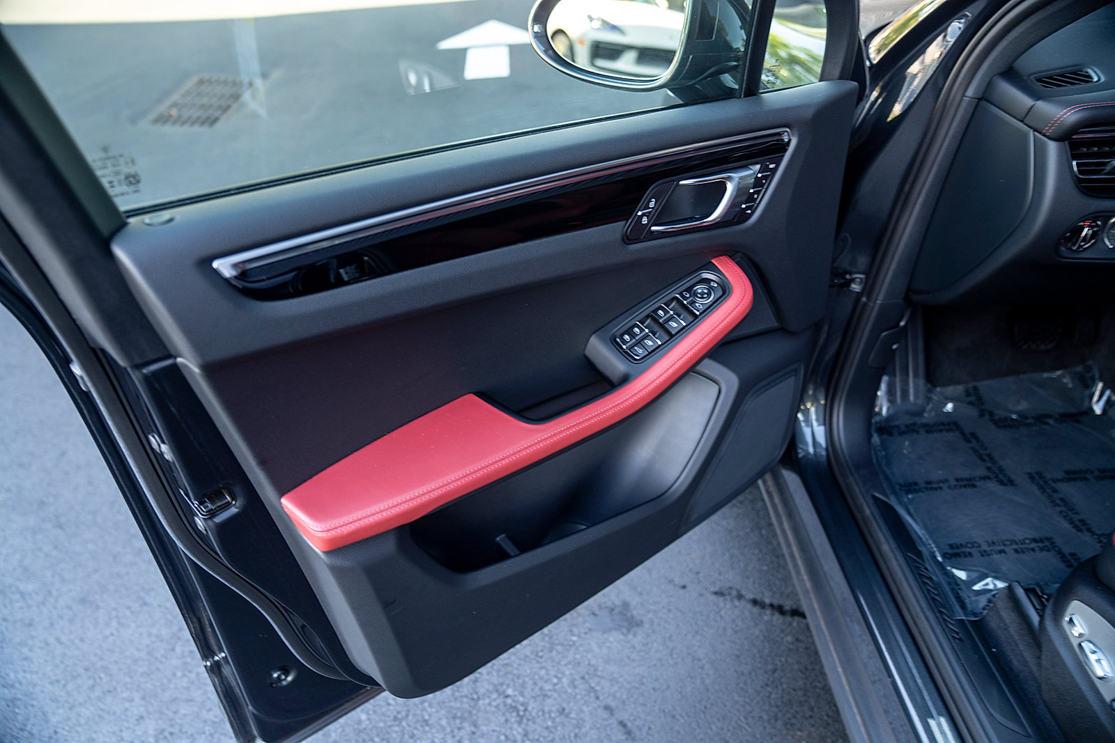 Used 2026 Porsche Macan AWD/4WD image 16