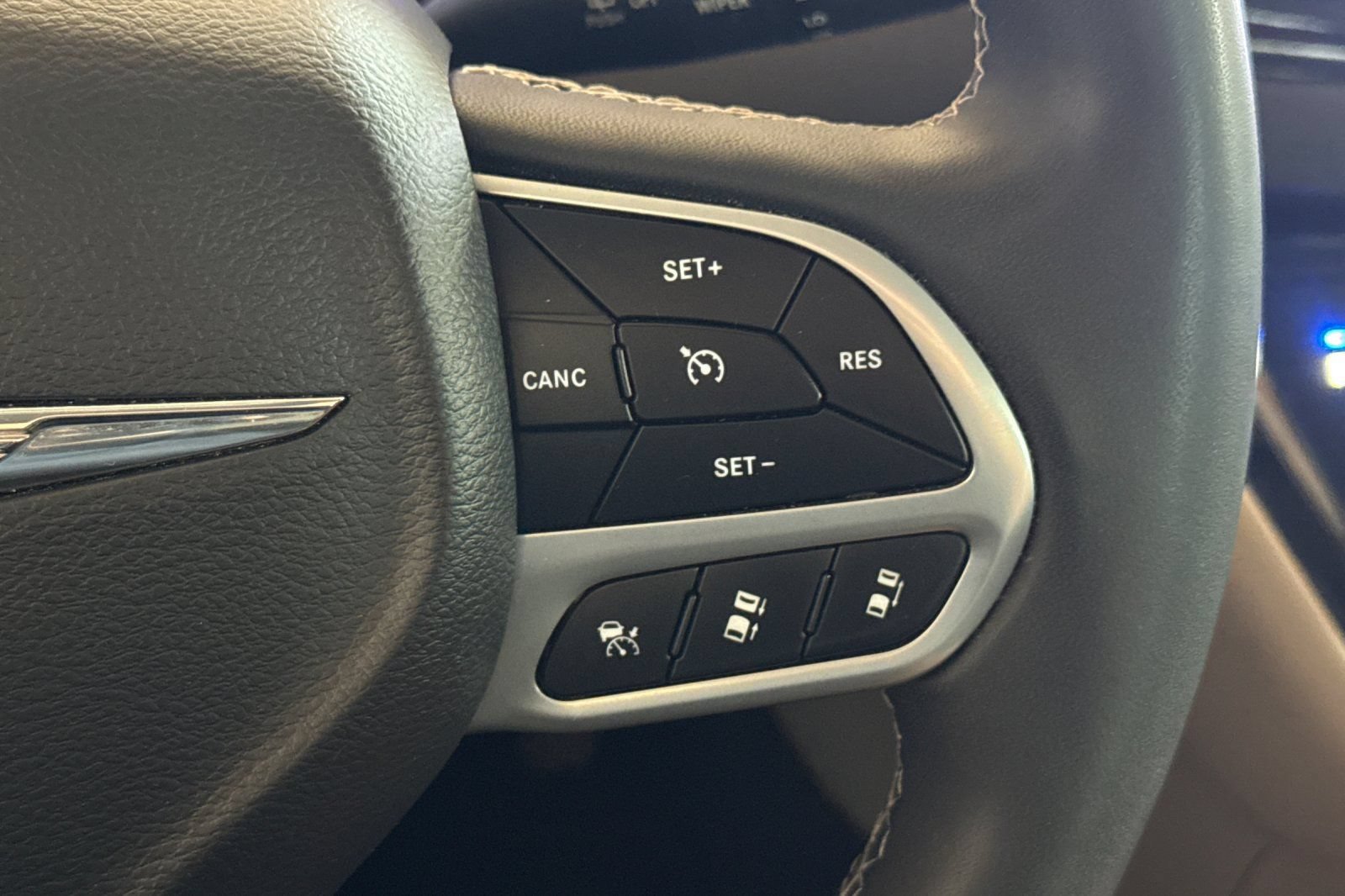 Used 2023 Chrysler Pacifica Touring-L FWD image 31