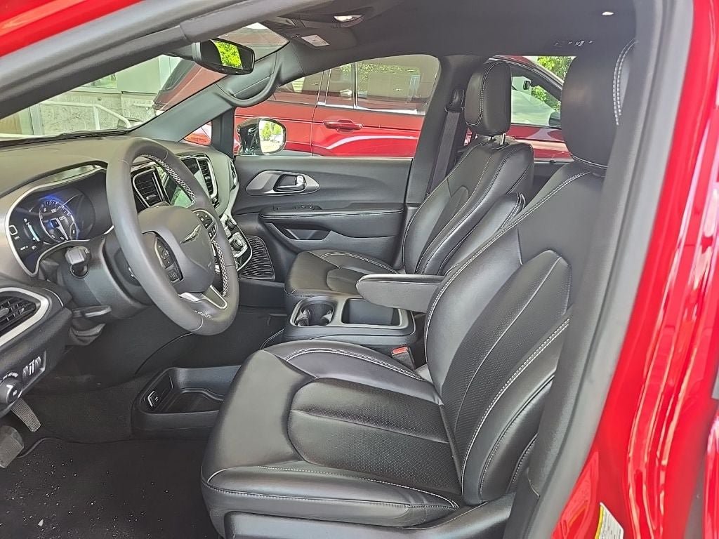 Used 2025 Chrysler Pacifica Select FWD image 3