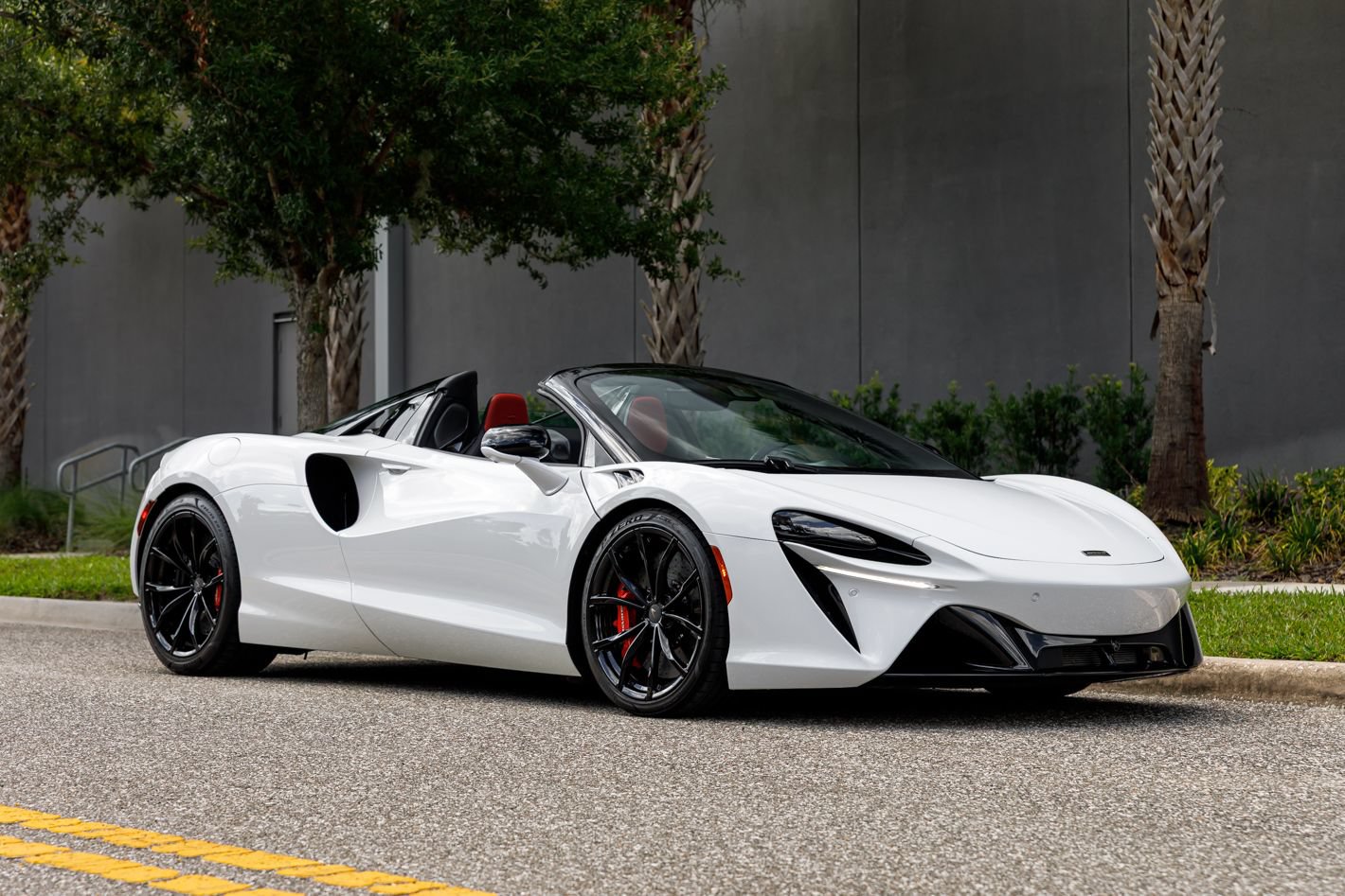 Used 2025 McLaren Artura Spider RWD image 4
