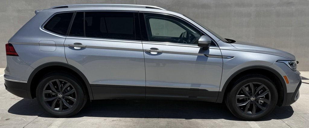 Certified 2024 Volkswagen Tiguan SE image 3
