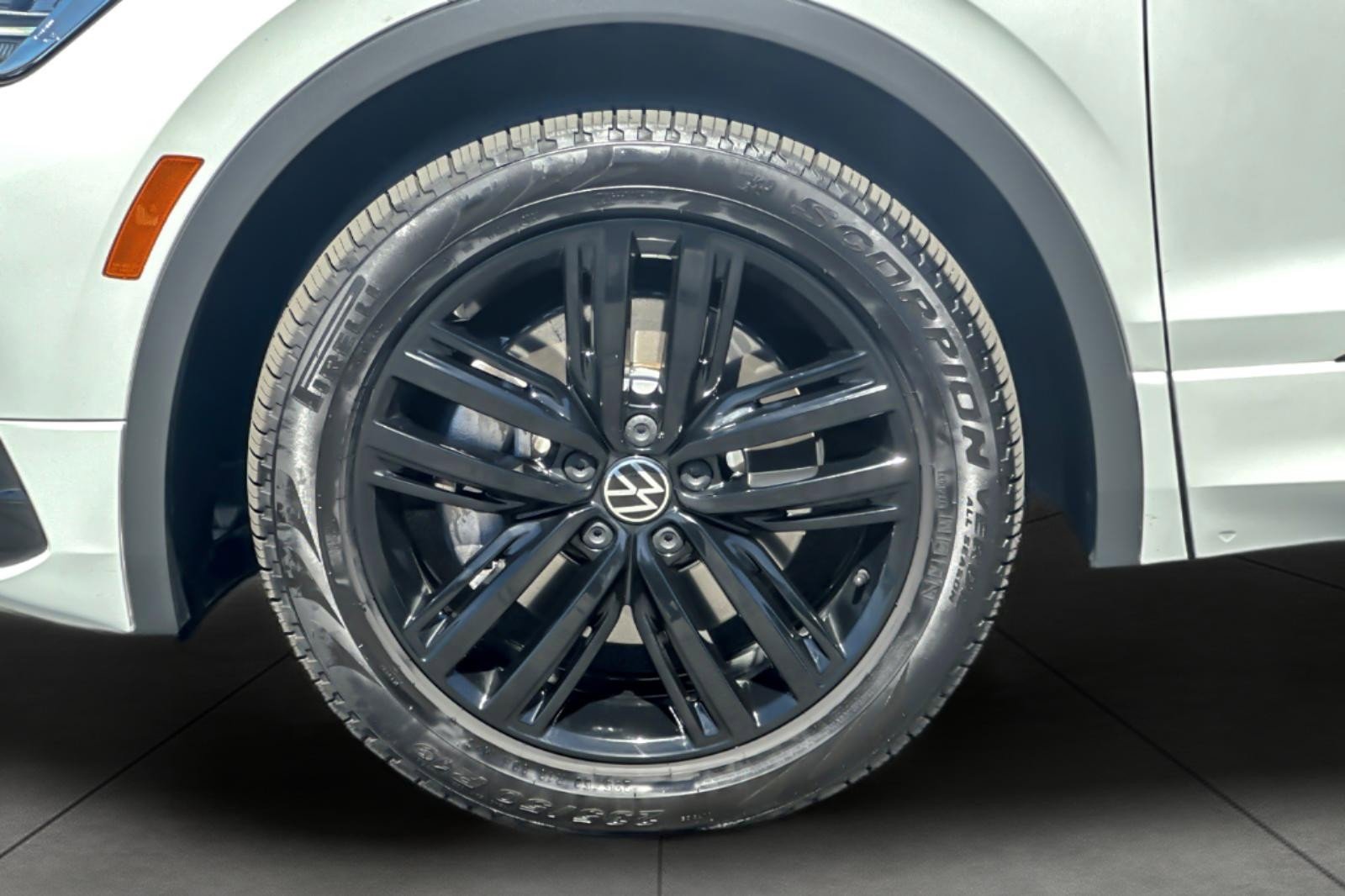 Used 2022 Volkswagen Tiguan SE R-Line image 26