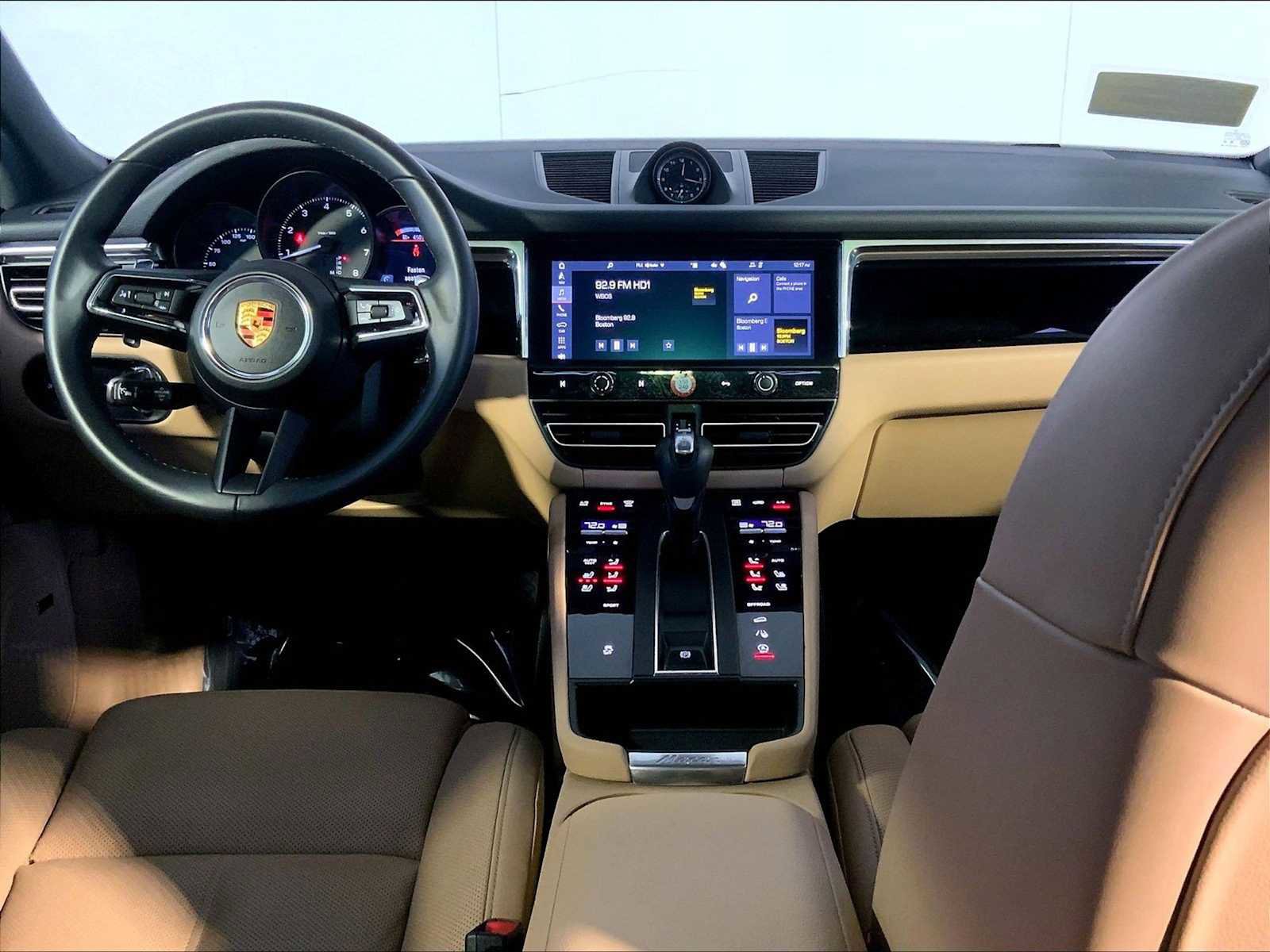 Certified 2025 Porsche Macan image 14