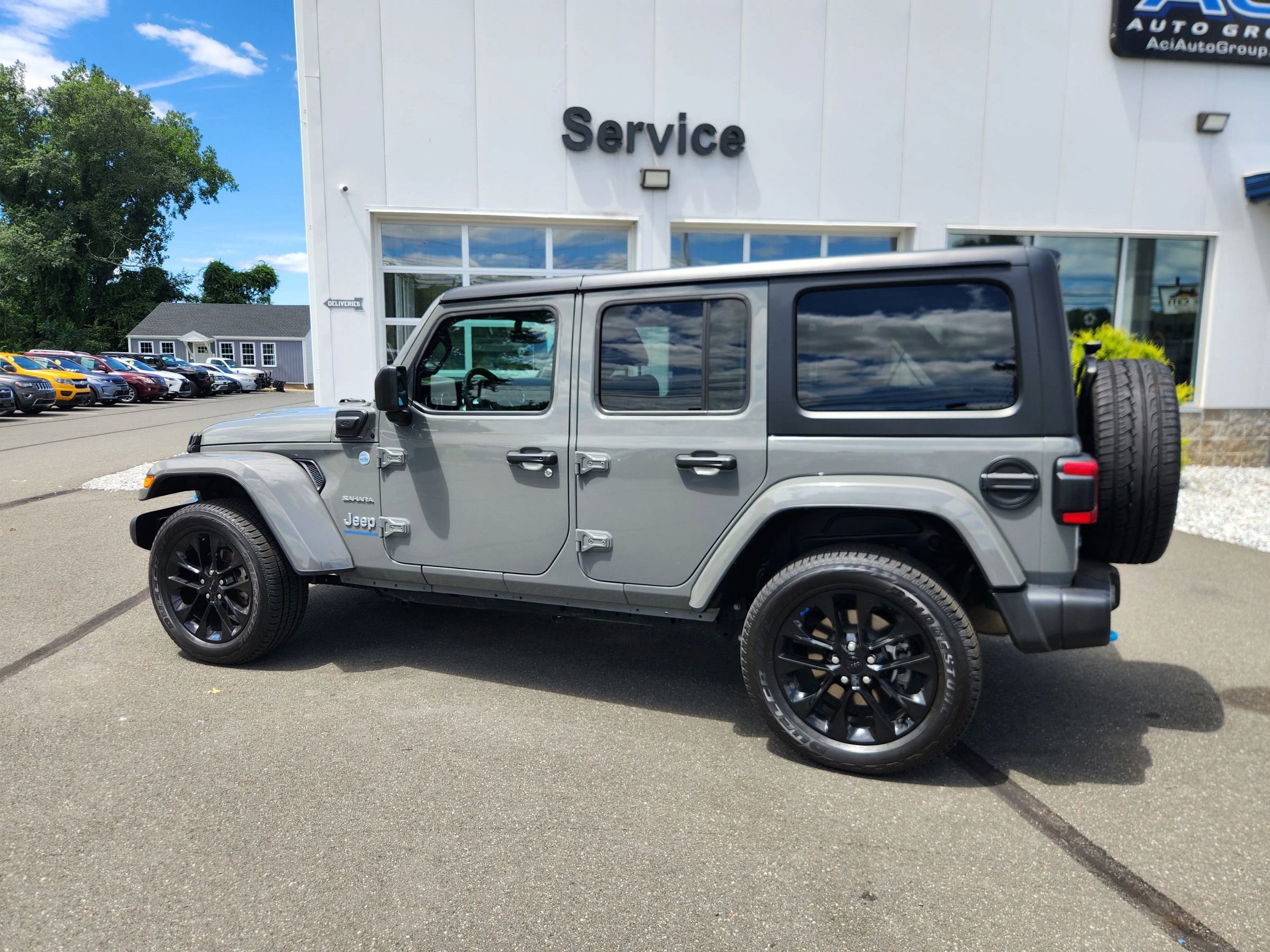 Used 2023 Jeep Wrangler Unlimited Sahara image 9