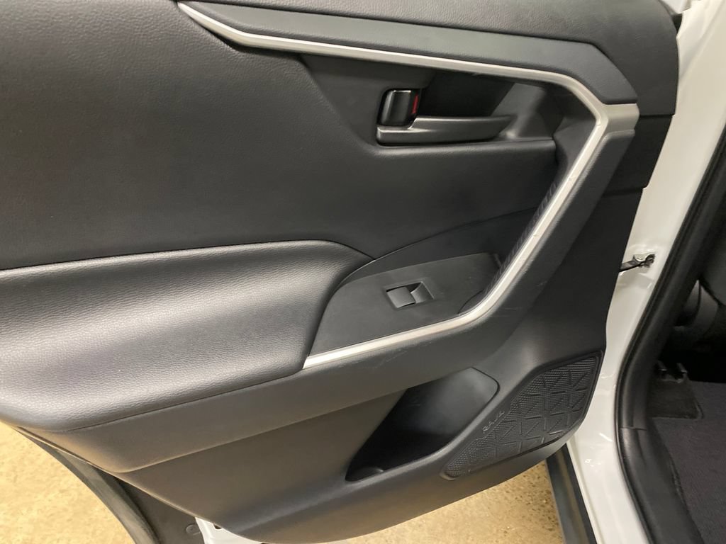Used 2019 Toyota RAV4 LE AWD/4WD image 13