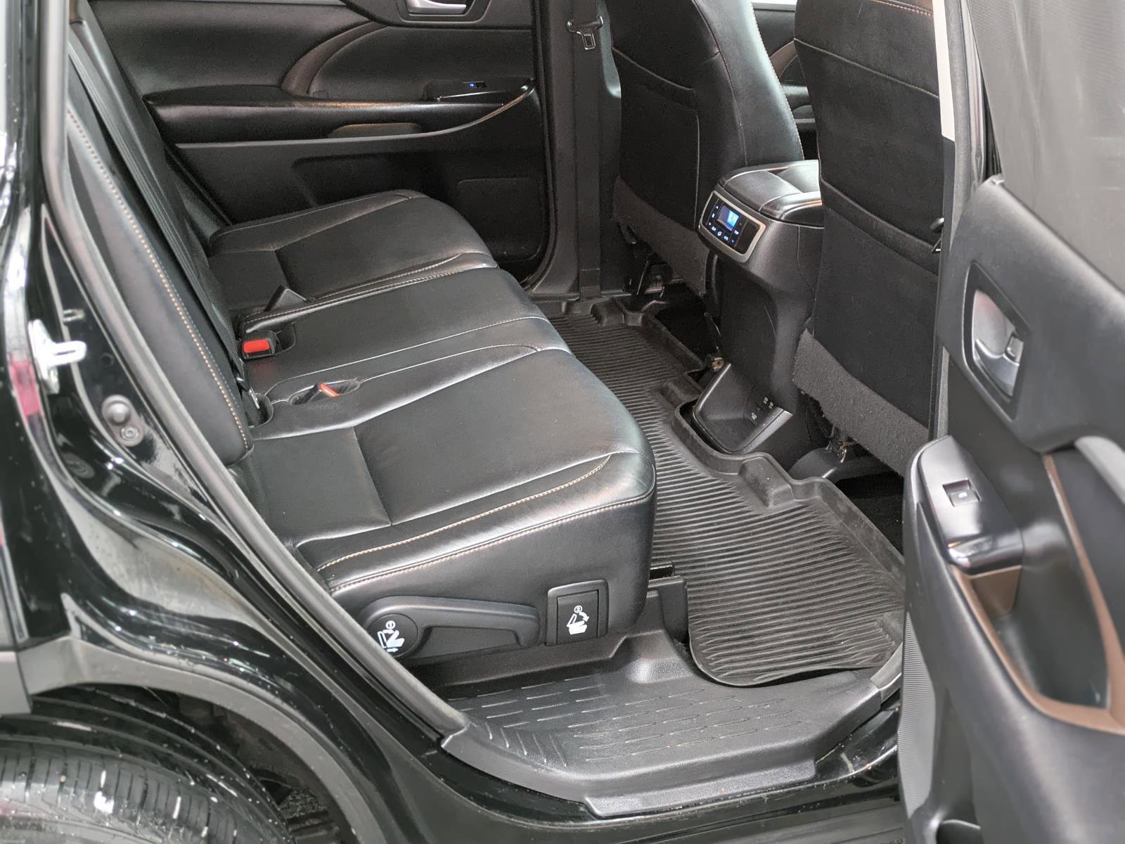 Used 2018 Toyota Highlander XLE image 35