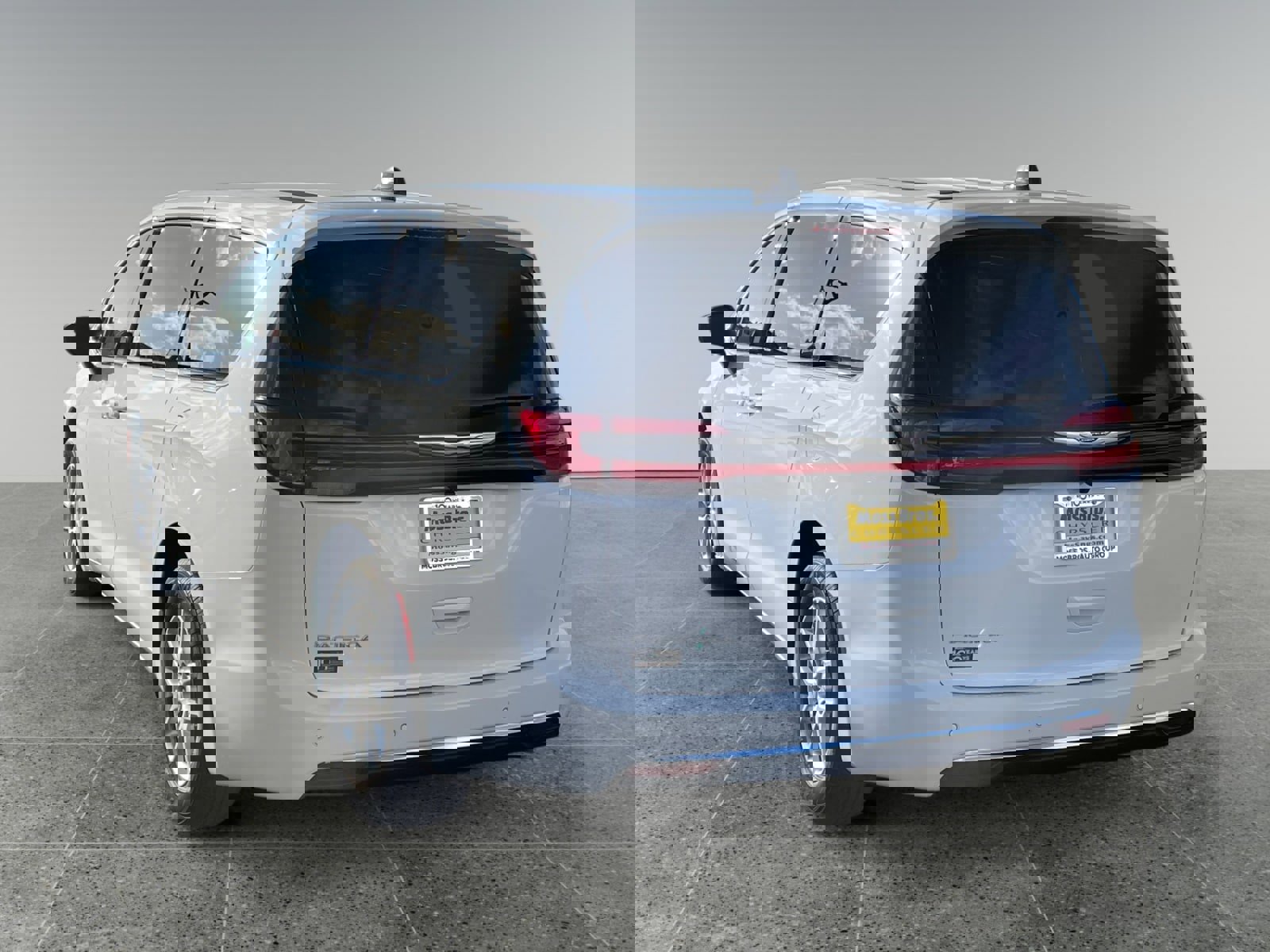 New 2026 Chrysler Pacifica Select image 3