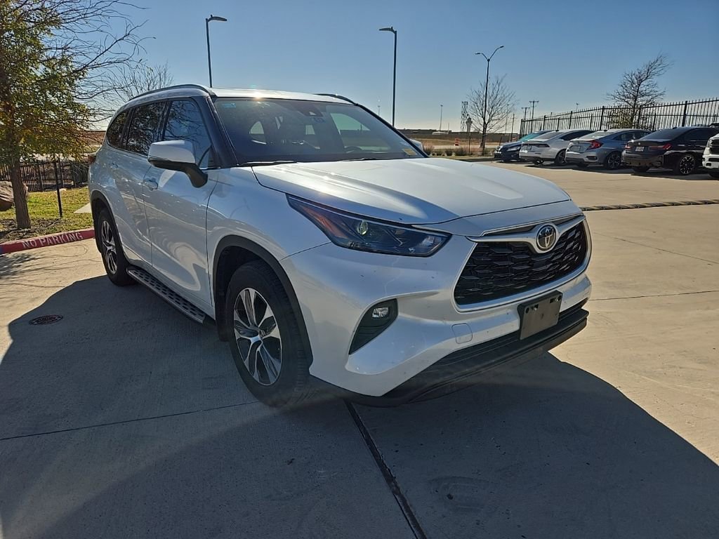 Used 2022 Toyota Highlander XLE image 2