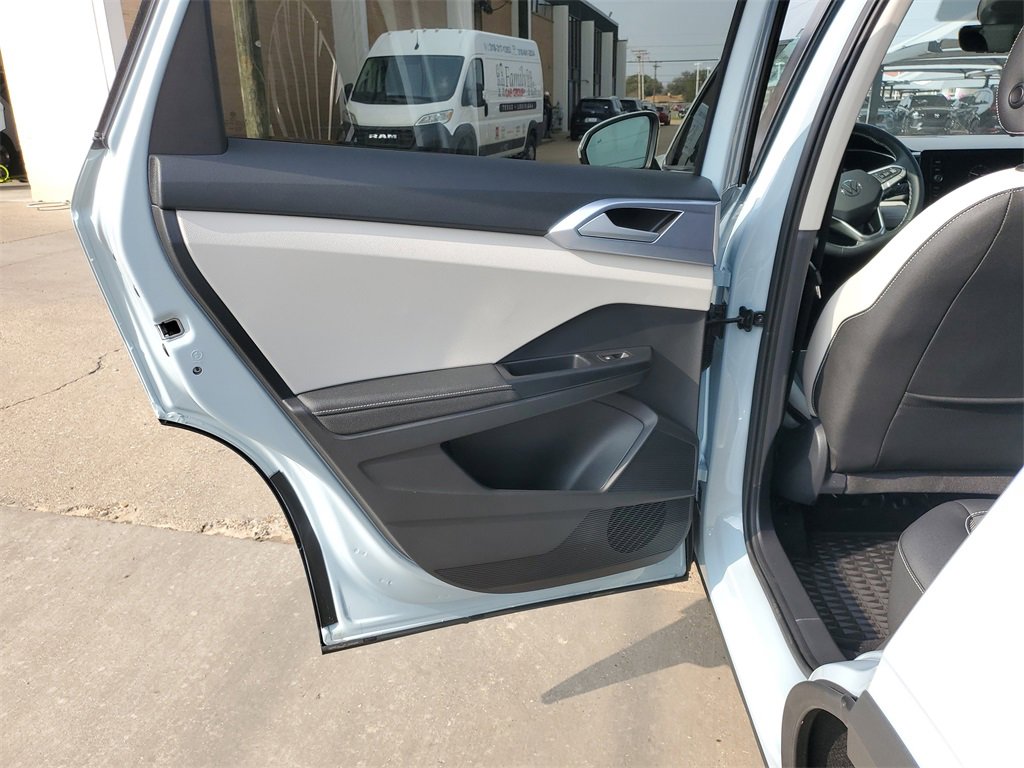 Used 2025 Volkswagen Taos SE image 7