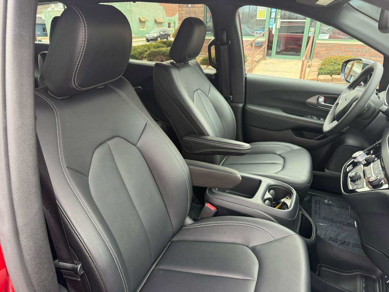 Used 2025 Chrysler Pacifica Select image 14