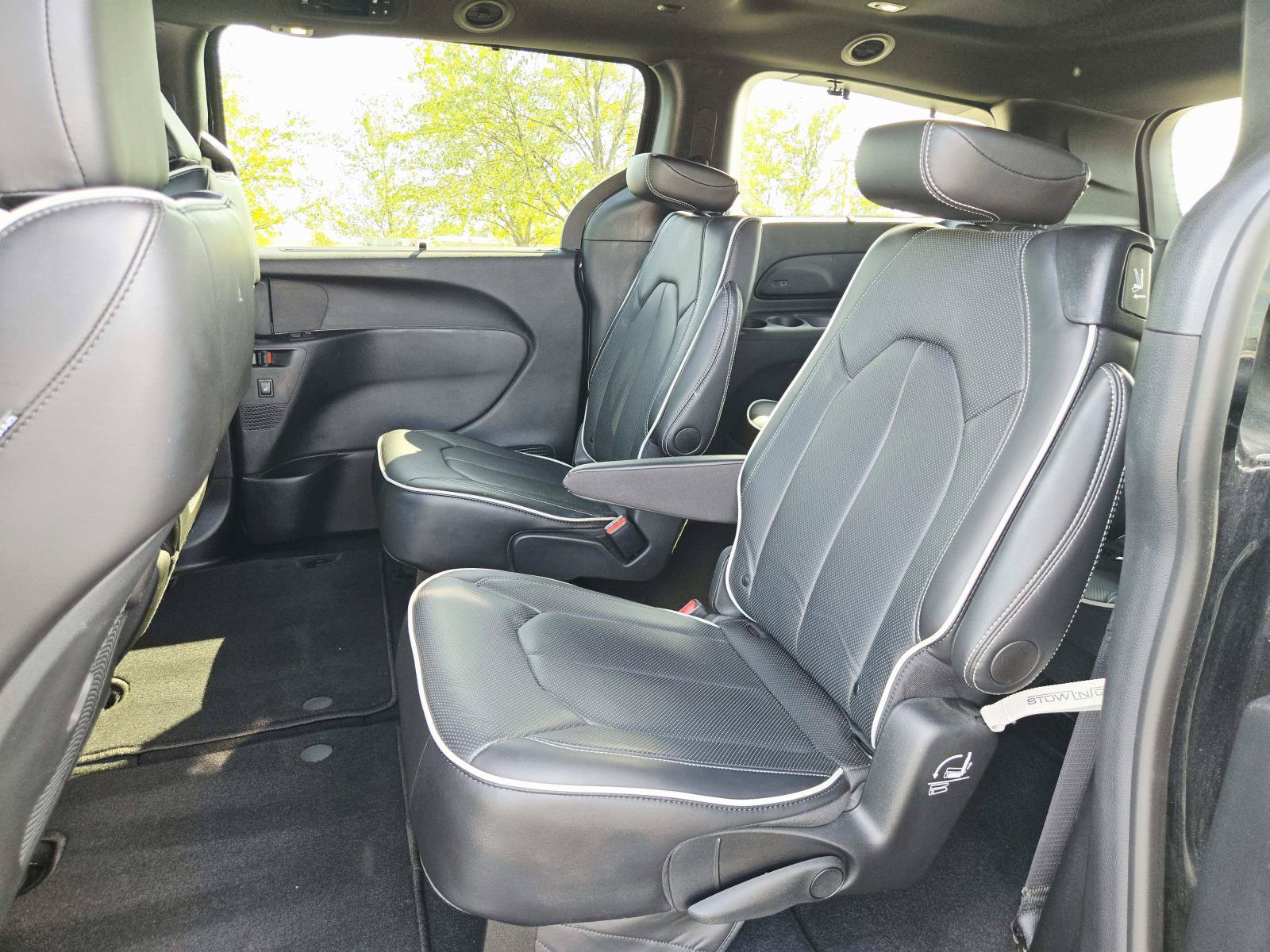 Used 2024 Chrysler Pacifica Limited w/ S Appearance Package FWD image 14
