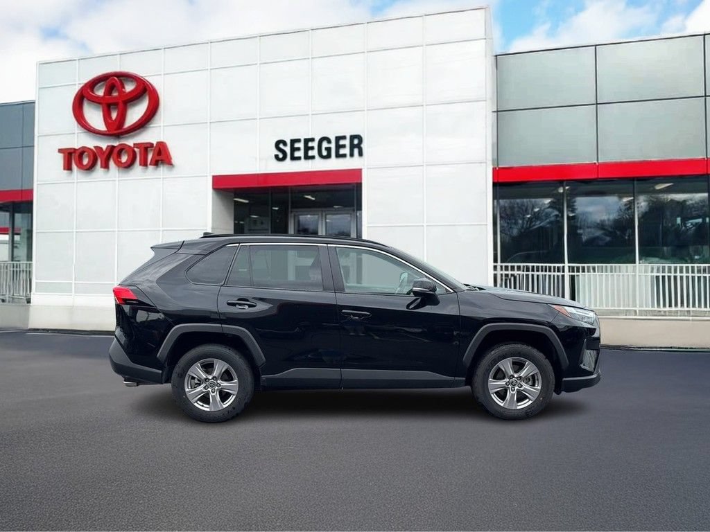 Used 2025 Toyota RAV4 XLE AWD/4WD image 2