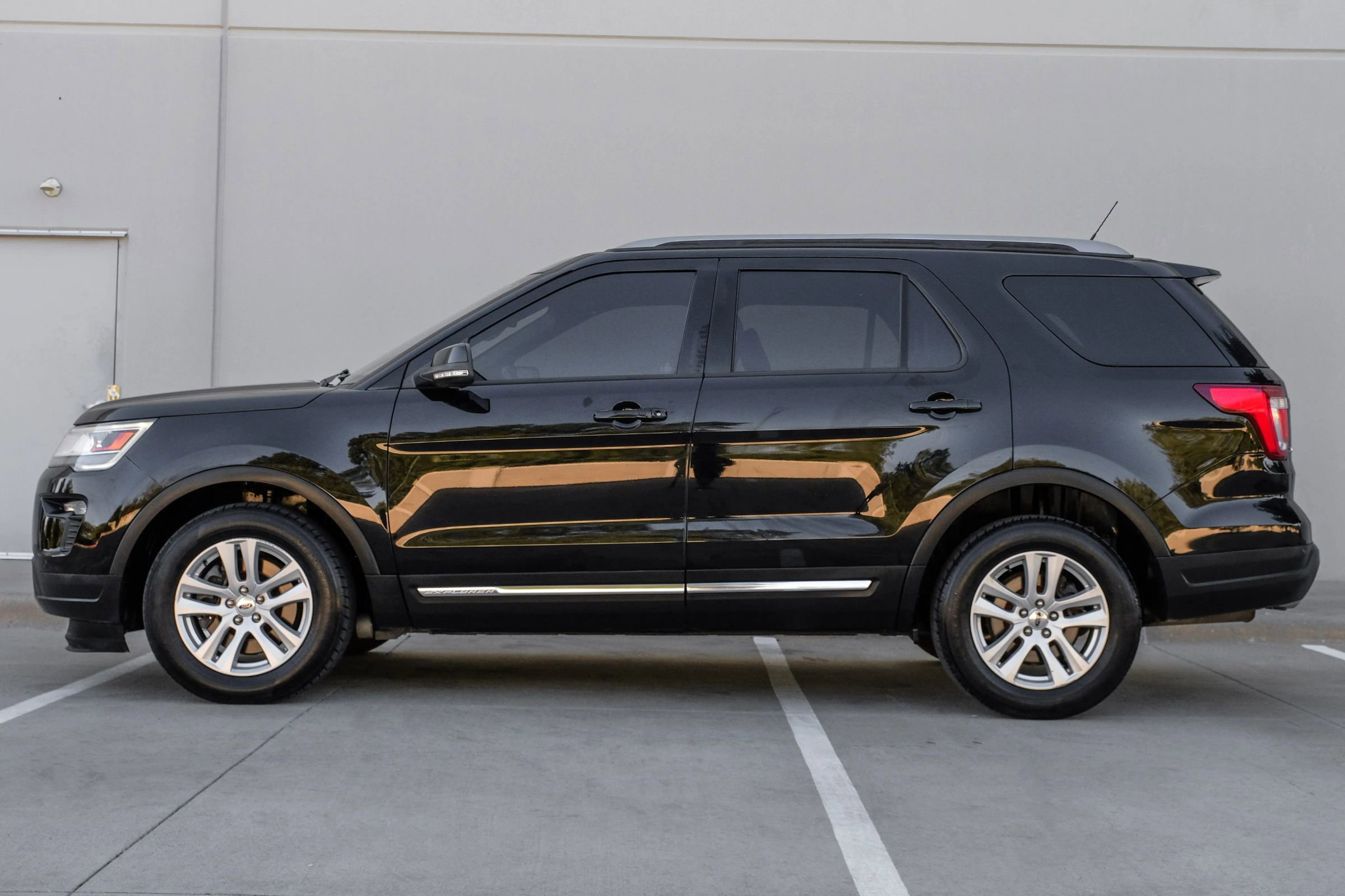 Used 2018 Ford Explorer XLT w/ Equipment Group 202A AWD/4WD image 11