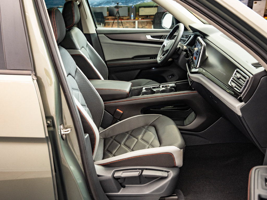 Used 2025 Volkswagen Atlas Peak Edition SE AWD/4WD image 26