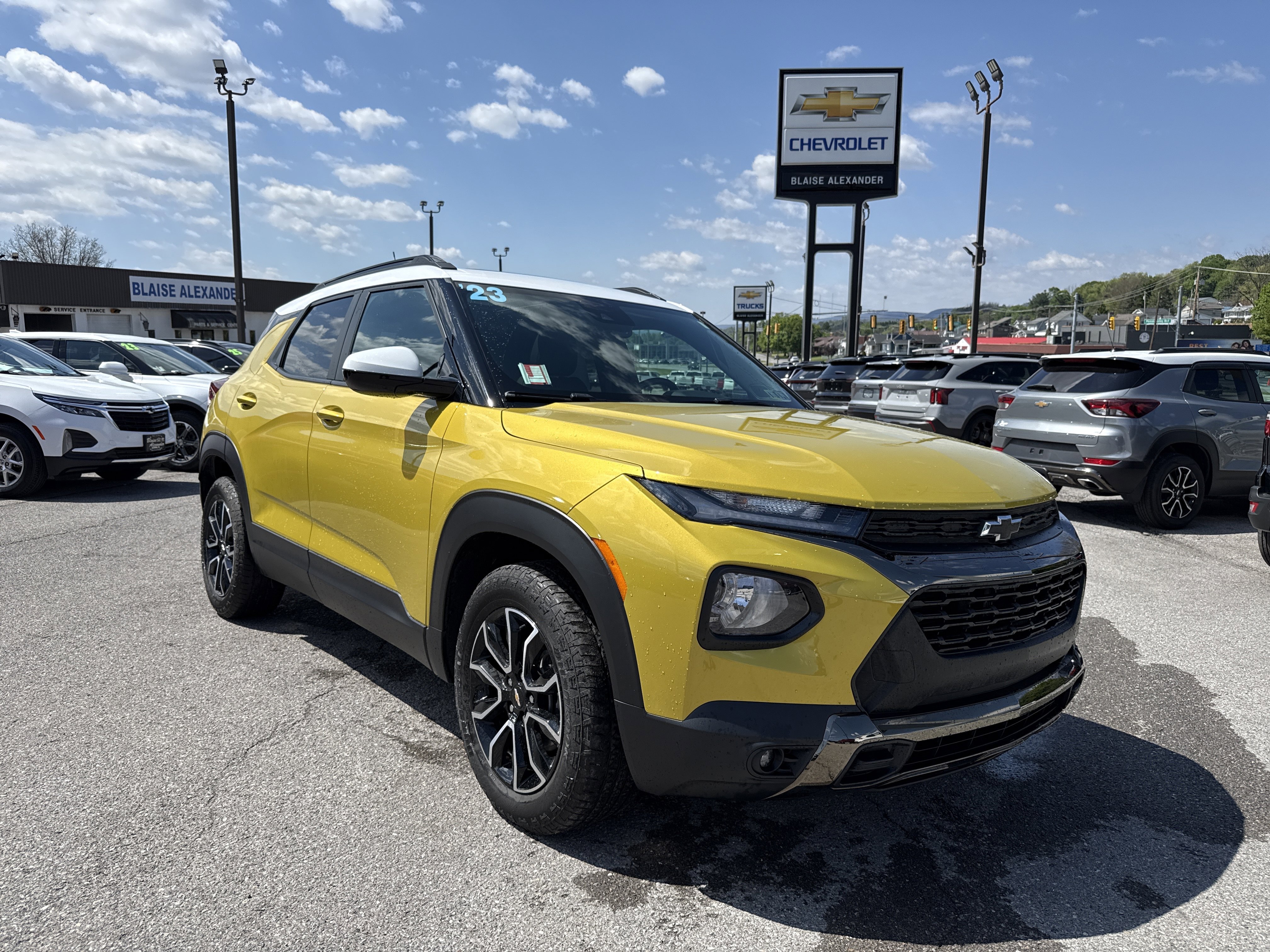 Used 2023 Chevrolet TrailBlazer ACTIV w/ Sun and Liftgate Package FWD image 1