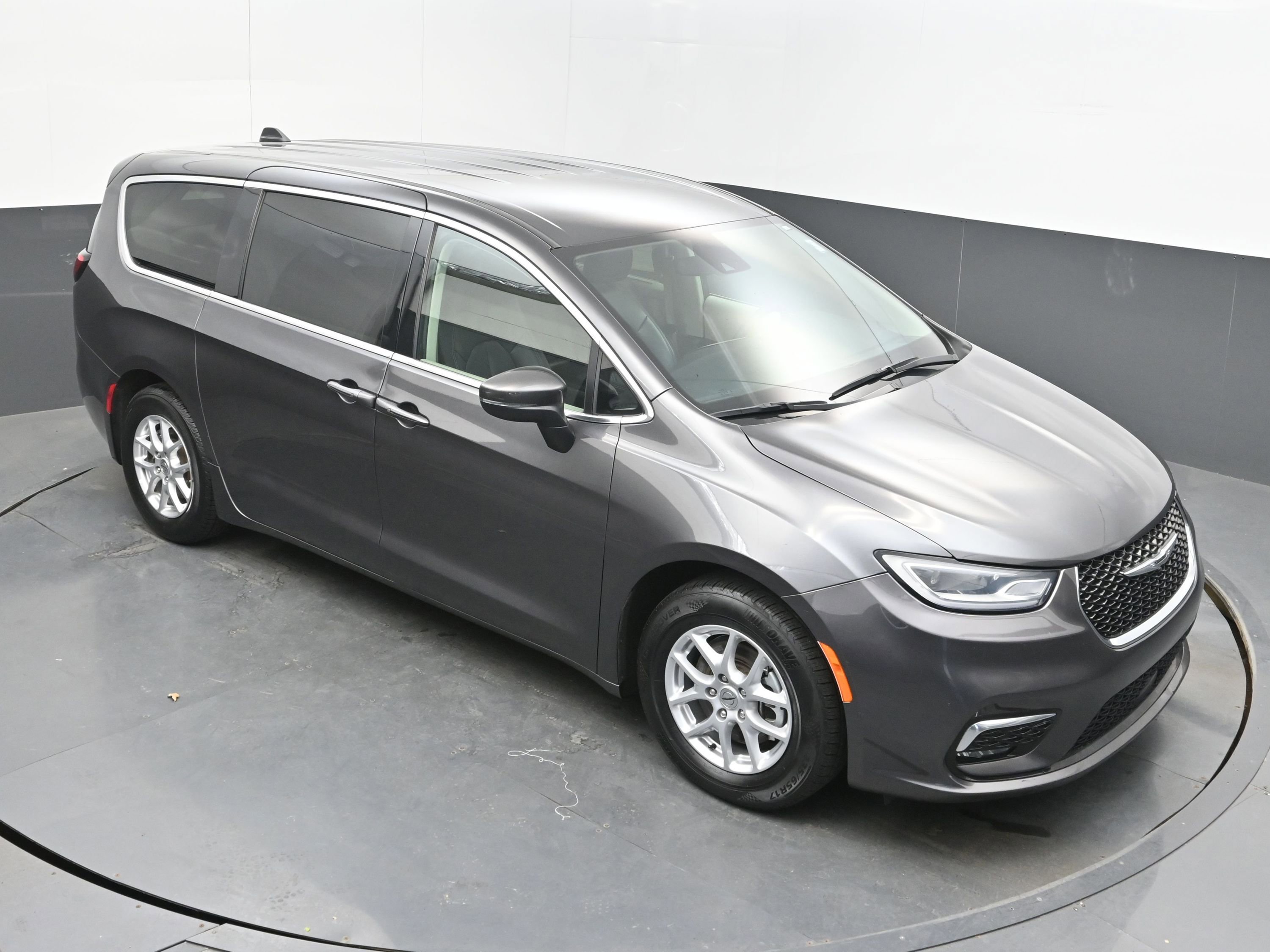 Used 2023 Chrysler Pacifica Touring-L image 32