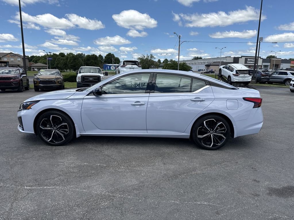 Used 2024 Nissan Altima 2.5 SR w/ SR Premium Package FWD image 11