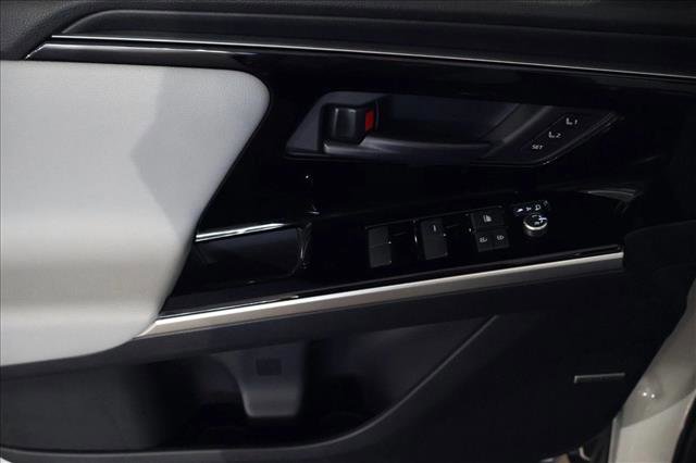 Used 2024 Subaru Solterra Limited image 11