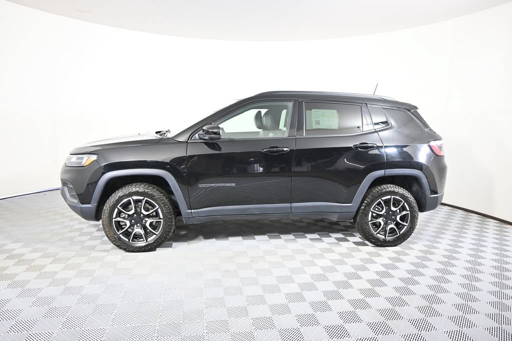 Used 2024 Jeep Compass Trailhawk AWD/4WD image 2