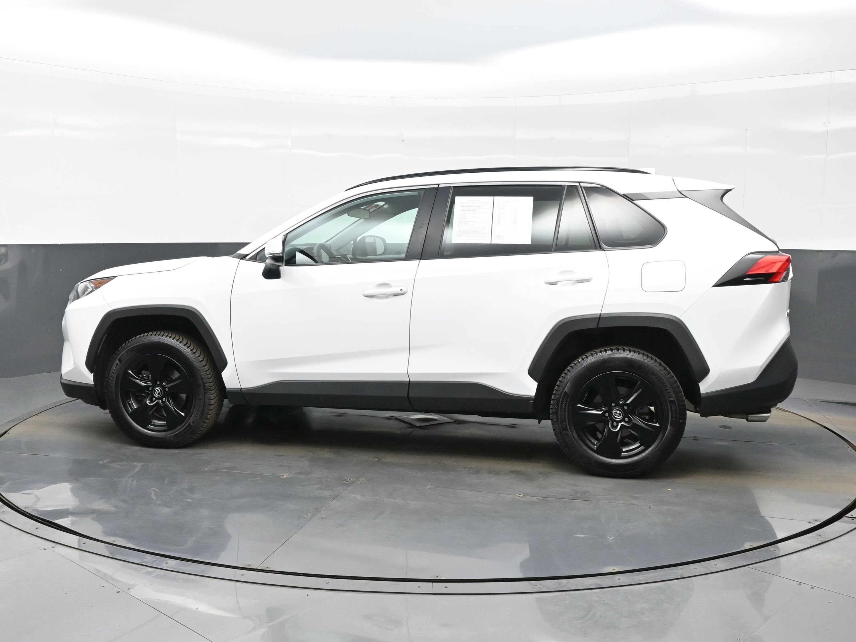 Used 2021 Toyota RAV4 XLE AWD/4WD image 3