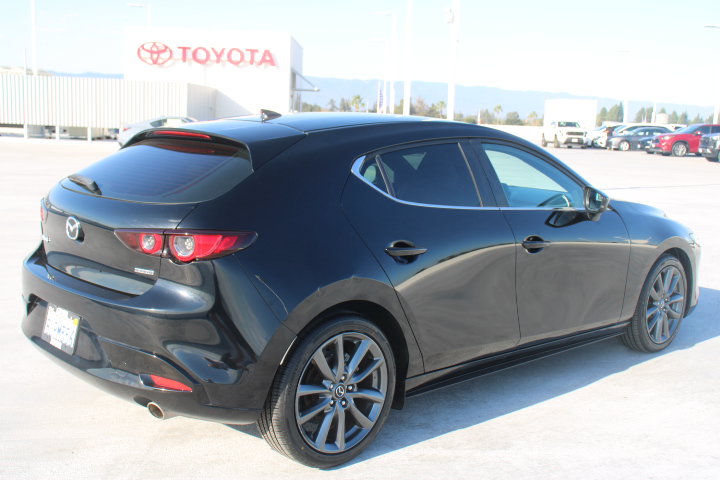 Used 2019 MAZDA MAZDA3 Hatchback w/ Preferred Package FWD image 3