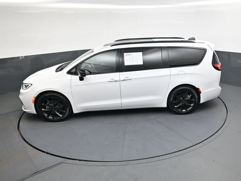 Used 2025 Chrysler Pacifica Limited image 32