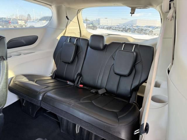 Used 2023 Chrysler Pacifica Touring-L image 14