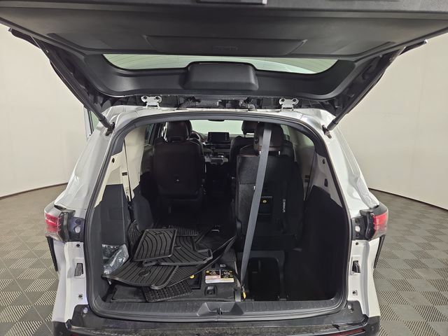 Used 2023 Toyota Sienna Platinum FWD image 36