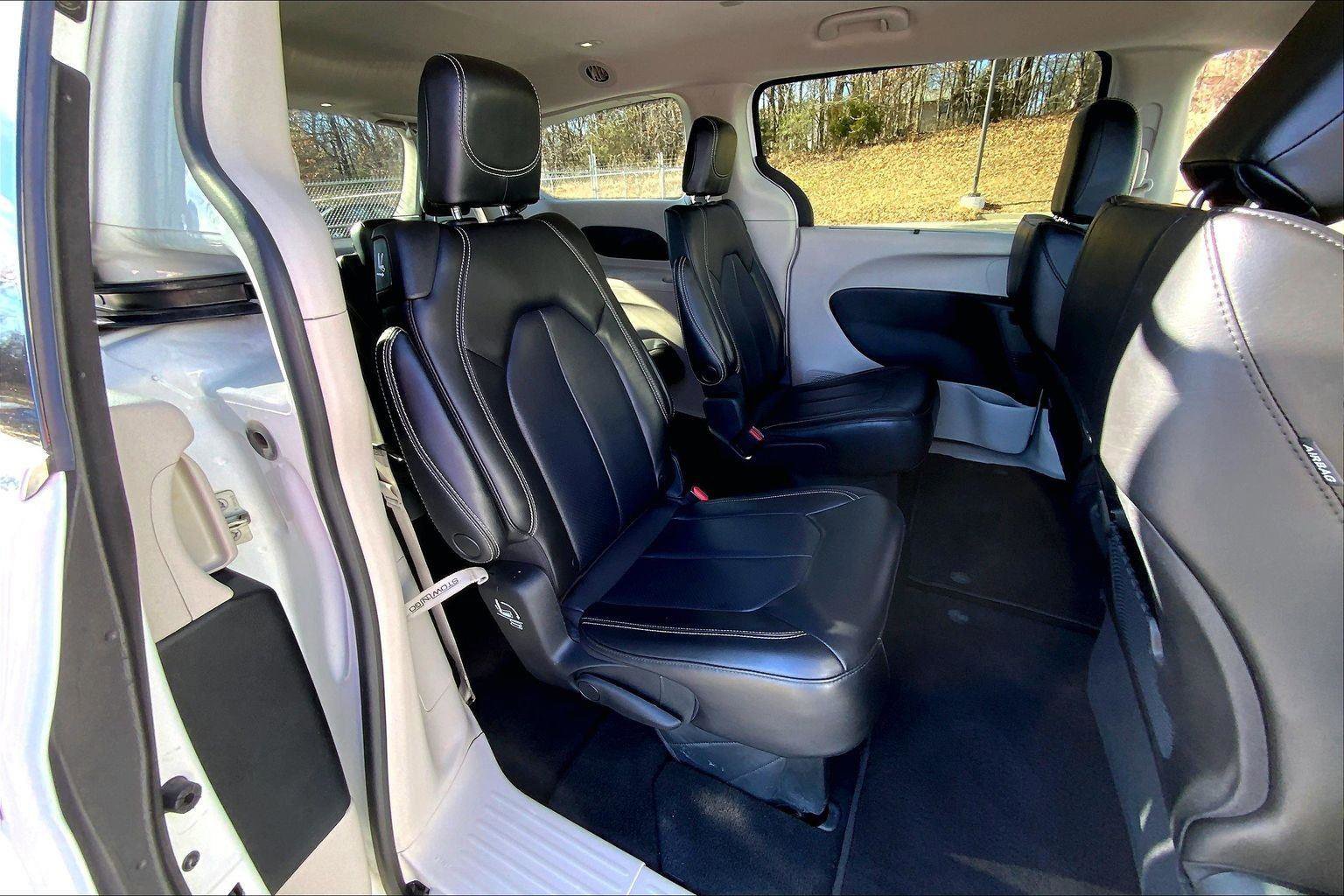 Used 2023 Chrysler Pacifica Touring-L image 22