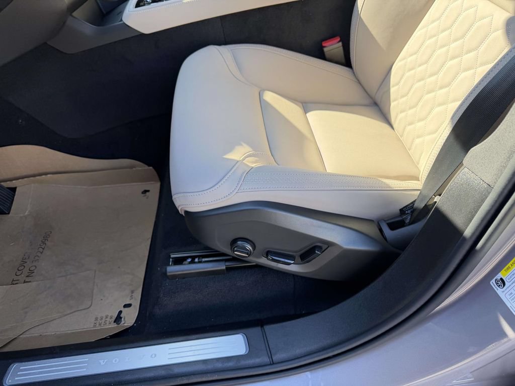 New 2026 Volvo XC90 B6 Plus w/ Protection Package Premier AWD/4WD image 16