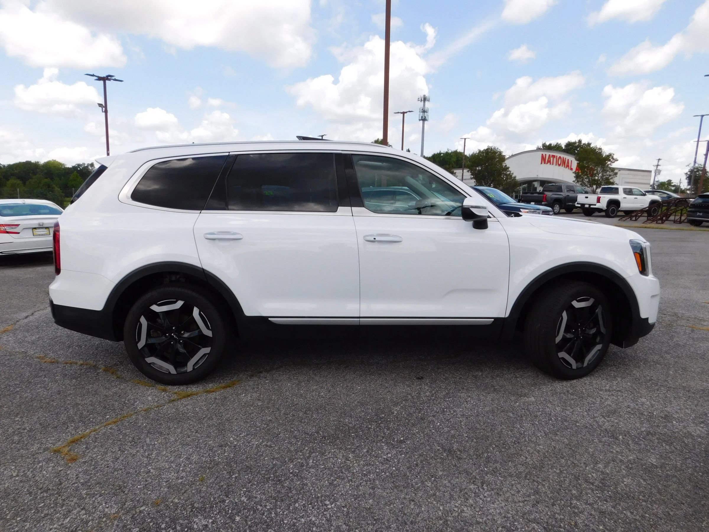 Used 2023 Kia Telluride S w/ S Sunroof Package AWD/4WD image 4