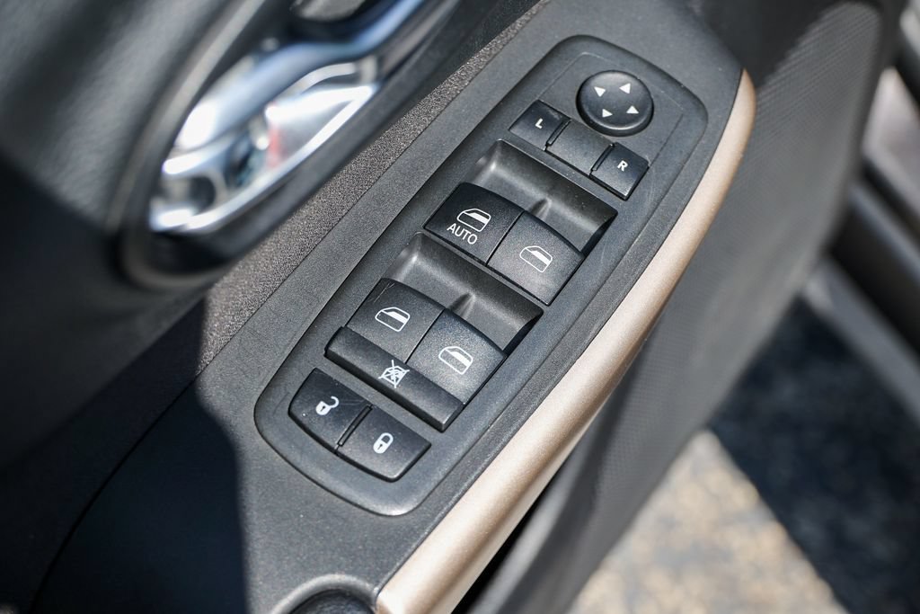 Used 2018 Jeep Cherokee Latitude w/ Altitude Package FWD image 5