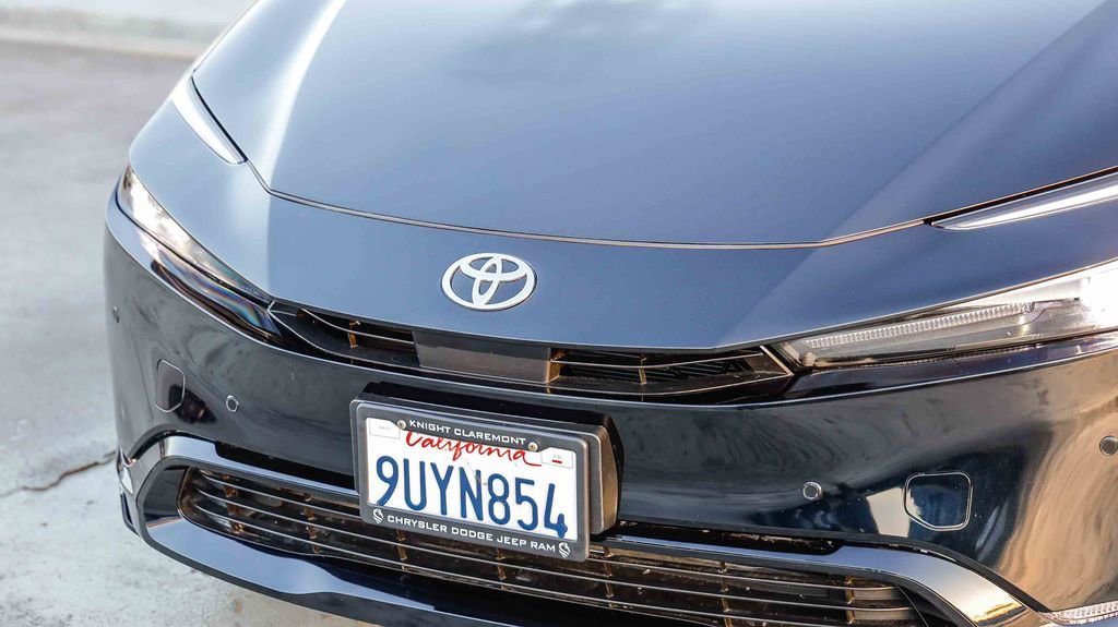 Used 2025 Toyota Prius Plug-In Hybrid image 6