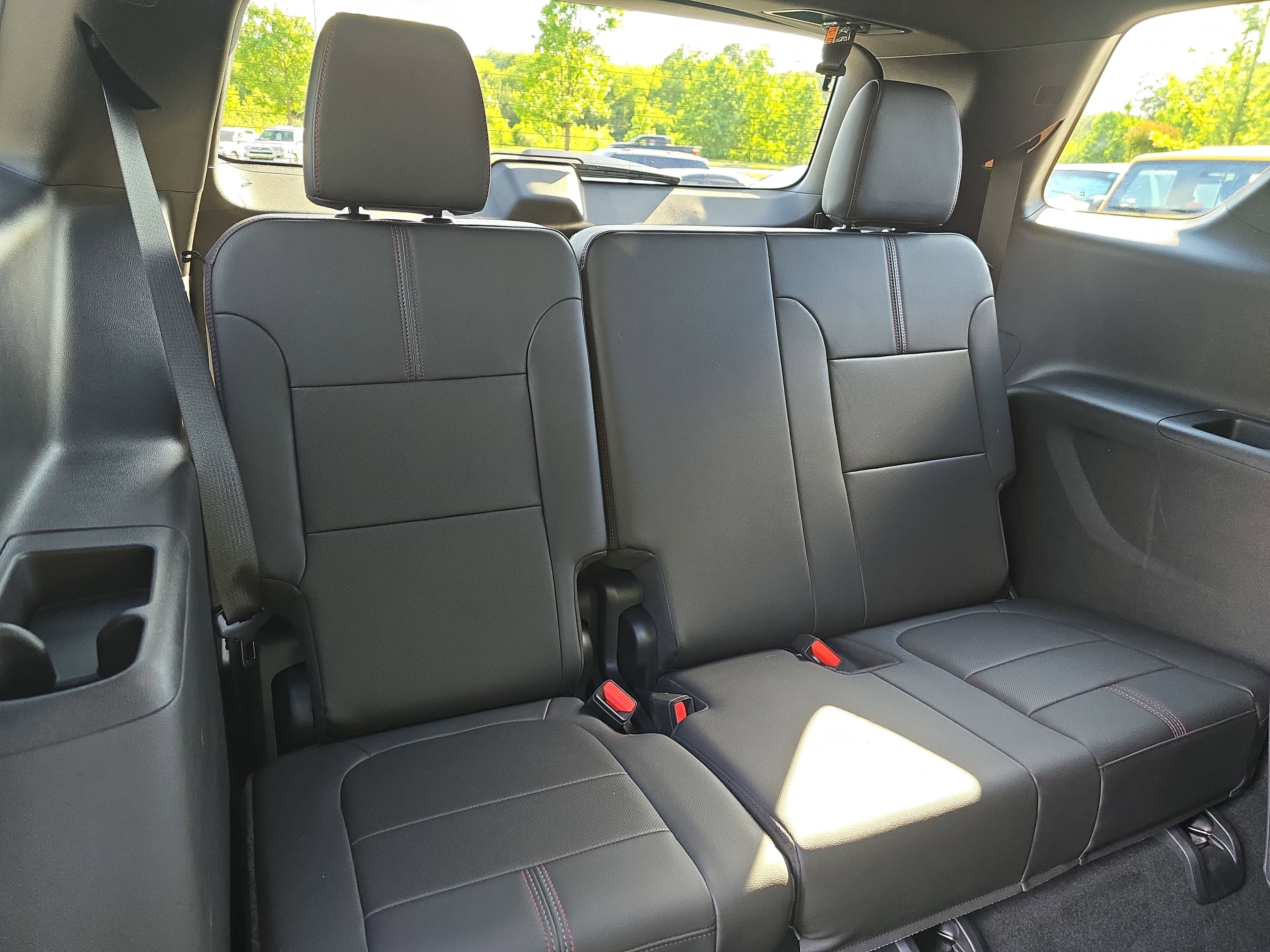 Used 2023 Chevrolet Traverse RS FWD image 12