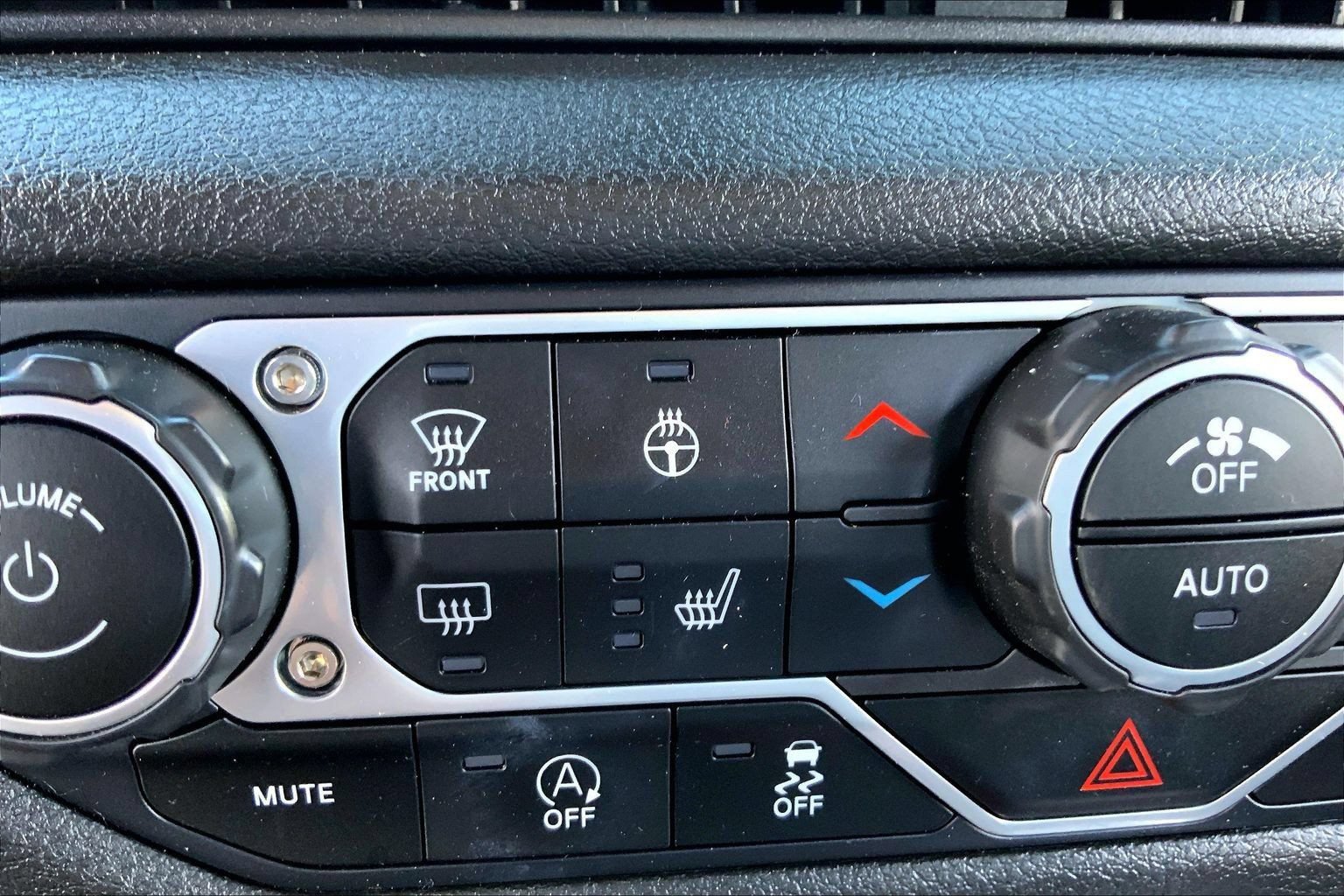 Certified 2025 Jeep Gladiator Sport AWD/4WD image 32