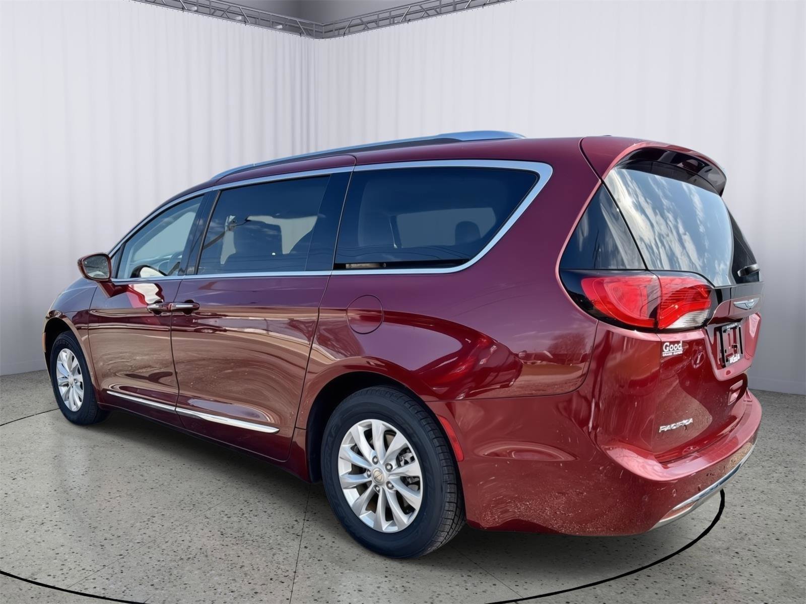 Used 2018 Chrysler Pacifica Touring-L Plus image 10