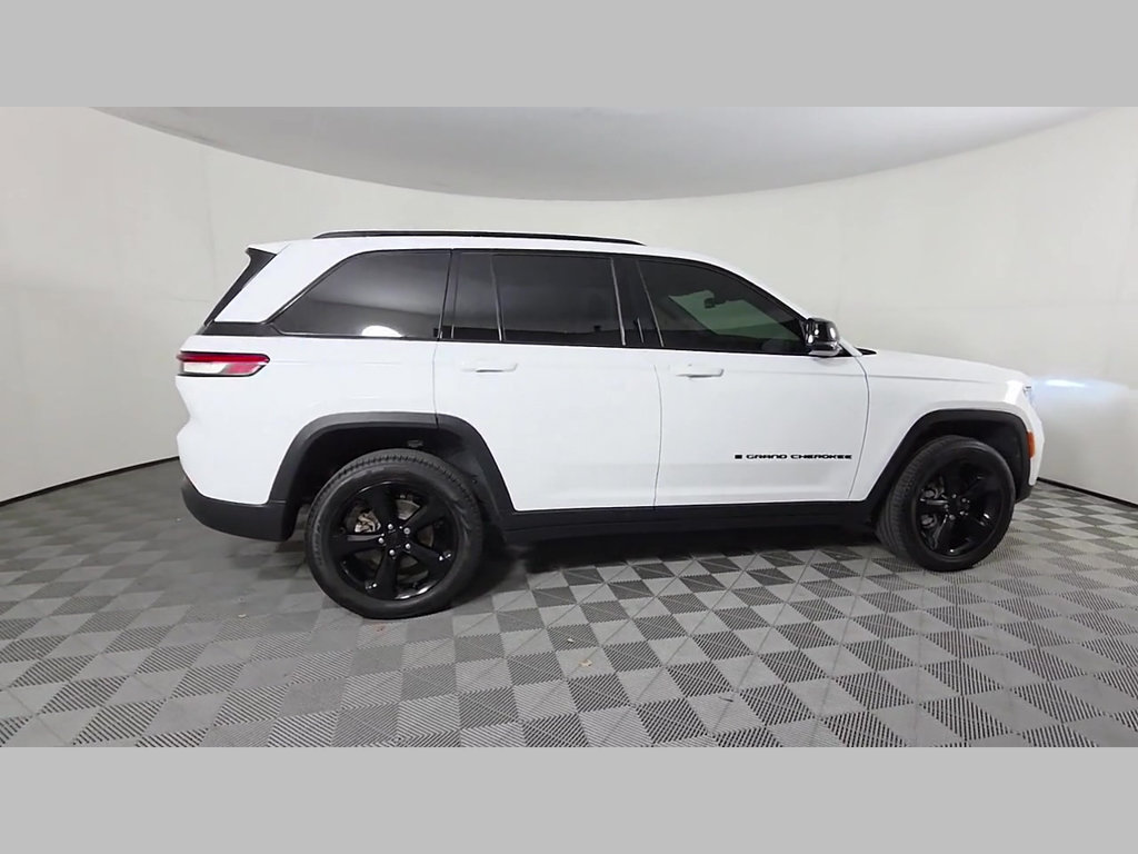 Used 2025 Jeep Grand Cherokee Limited w/ Black Appearance Package RWD image 36