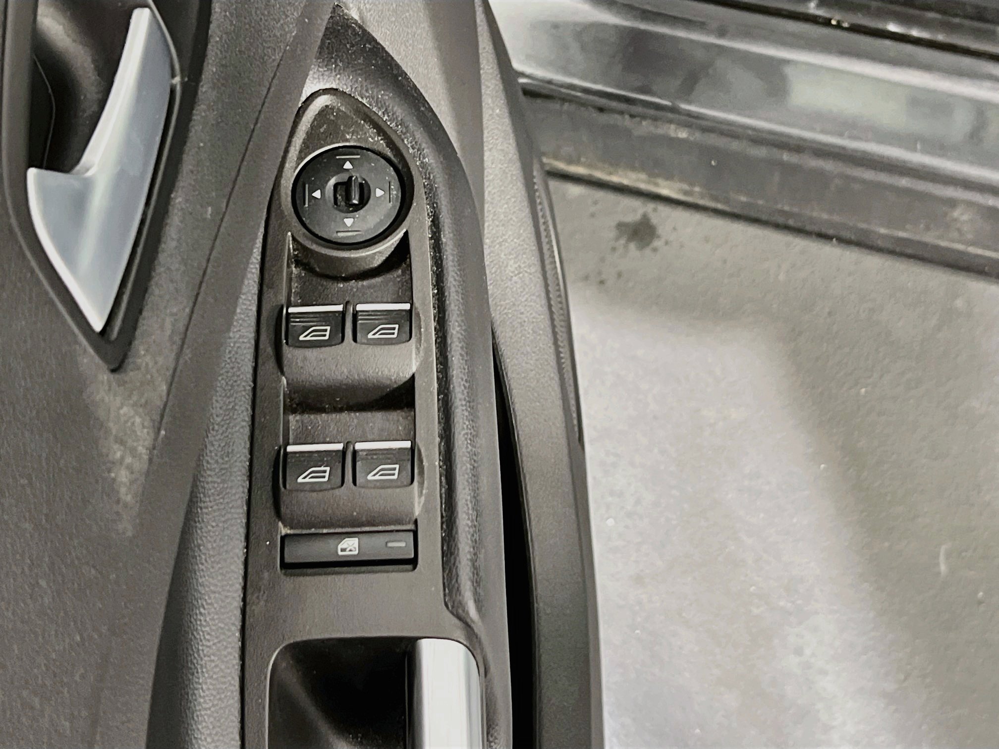 Used 2019 Ford Escape Titanium AWD/4WD image 18