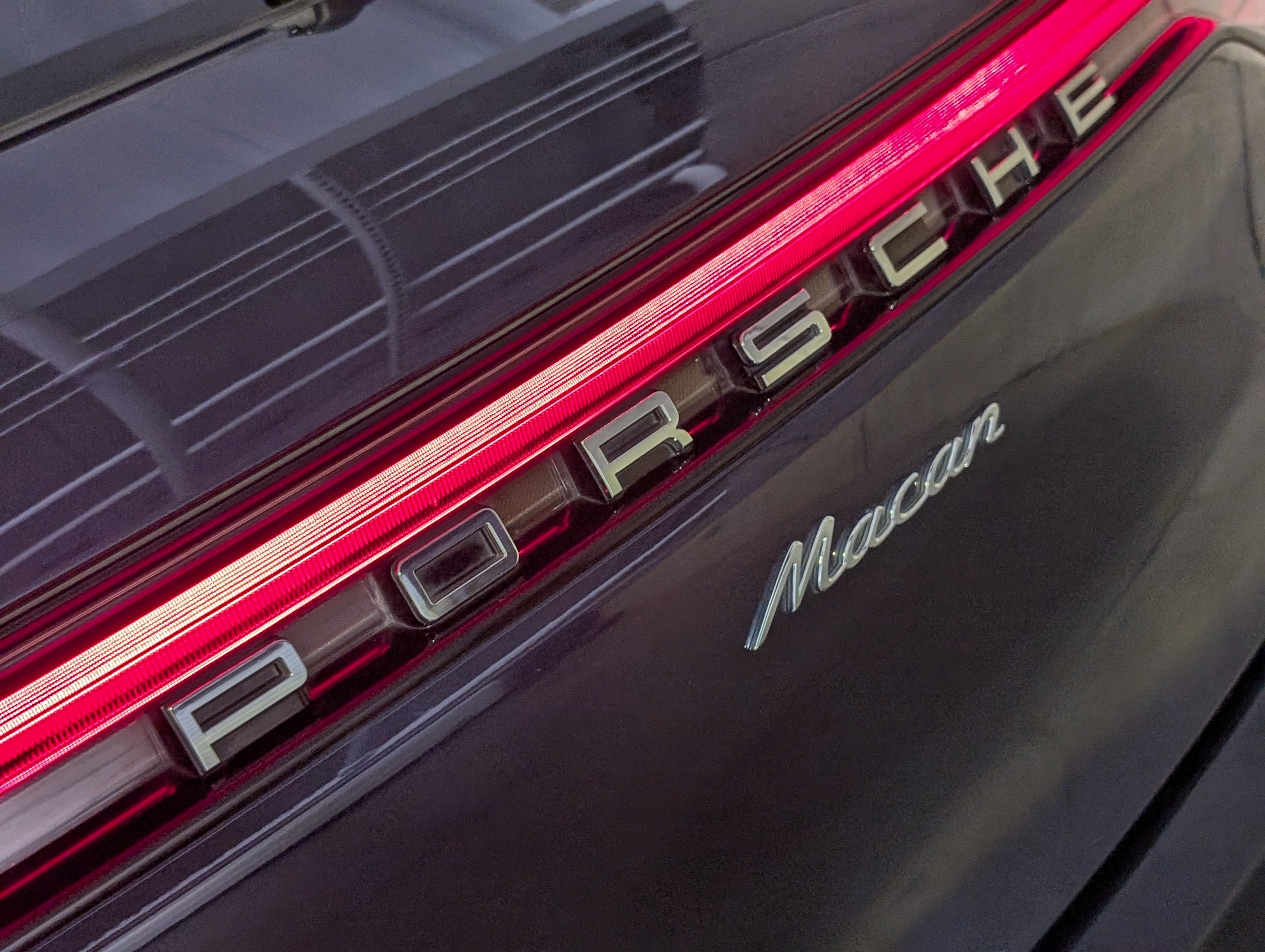 Certified 2023 Porsche Macan AWD/4WD image 16