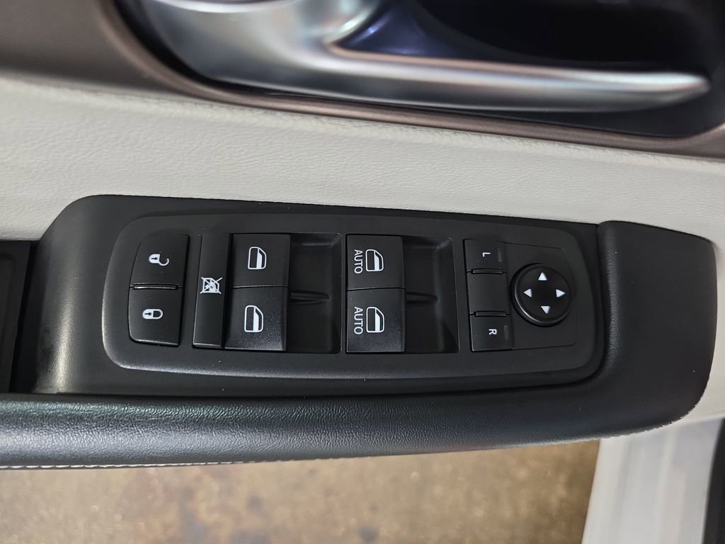 Used 2021 Chrysler Voyager Lxi image 27