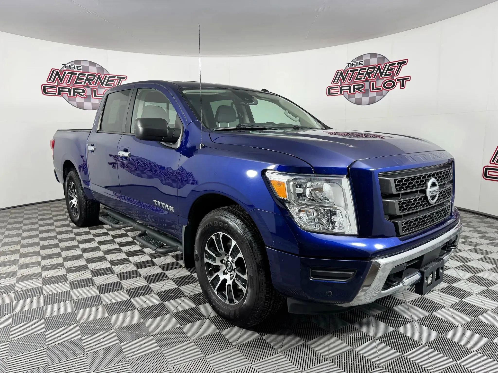 Used 2021 Nissan Titan SV w/ SV Convenience Package image 9