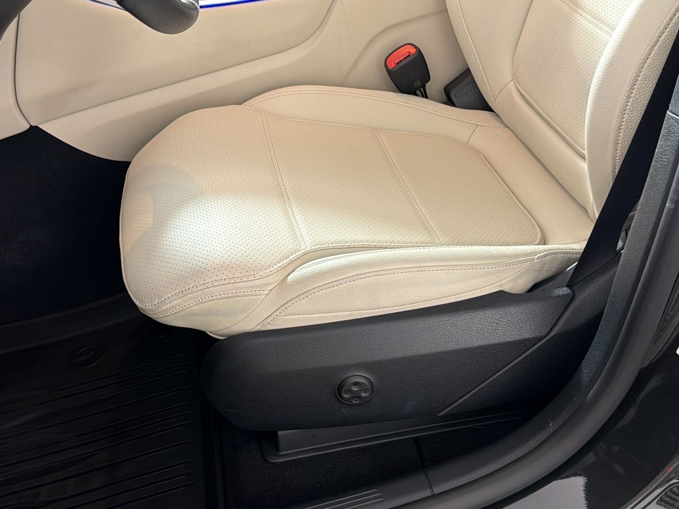 Certified 2025 Mercedes-Benz GLC 300 4MATIC image 15