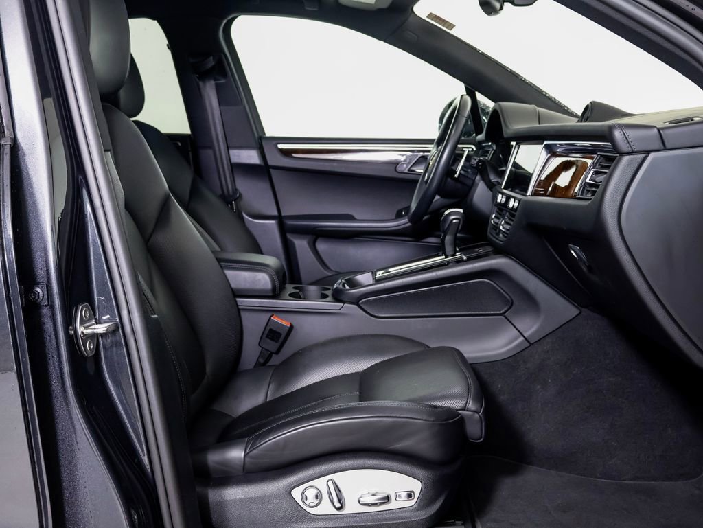 Certified 2022 Porsche Macan w/ Premium Package Plus image 9